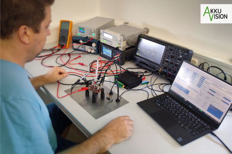 Diagnosegeräte sind am BMS angeschlossen