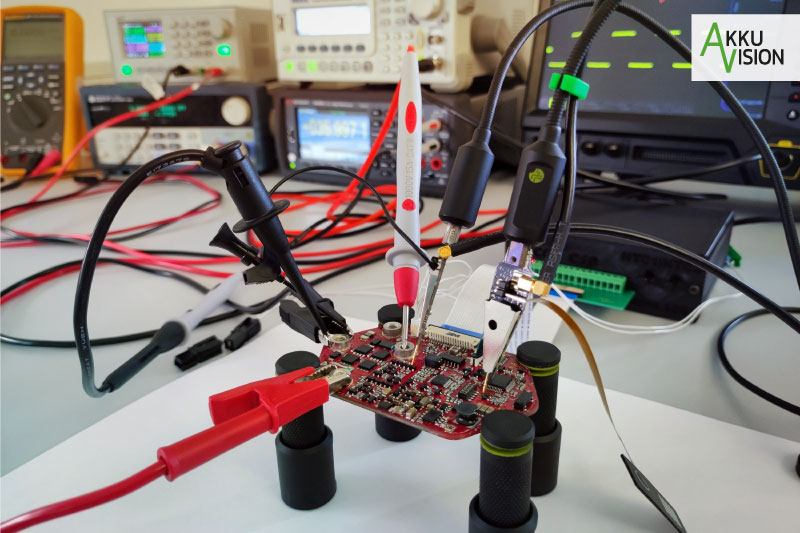 elektronische Bauteile des BMS werden überprüft